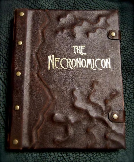怪奇小説家H.P. Lovecraftによる書物「Necronomicon」のタブレットカバー

　このカバーは人工皮革でできている。Lovecraftの作品に登場する「Old Ones：旧支配者」に言及するなどユニークに紹介されている。iPadやKindle、Nexusなど各種製品向けに用意されている。