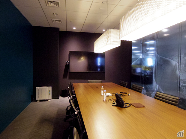 　会議室内部。テレビ会議室システムが装備されており、海外とのやりとりも多いという。