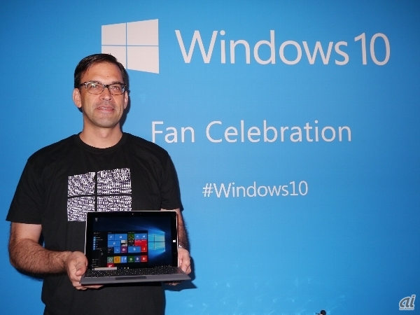 Windows 10がインストールされたSurfaceを持つ平野氏