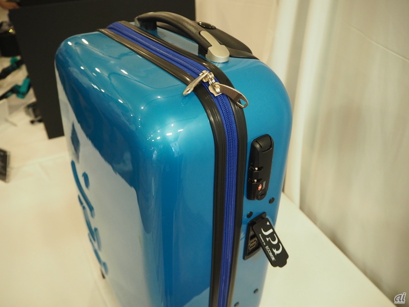 モバイルバッテリを内蔵した機内持ち込みサイズの4輪キャスターつきスーツケース