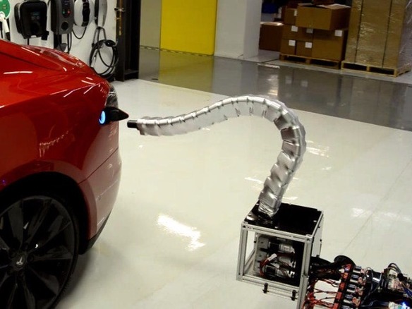 電気自動車に自ら接続する充電装置--Teslaが映像公開