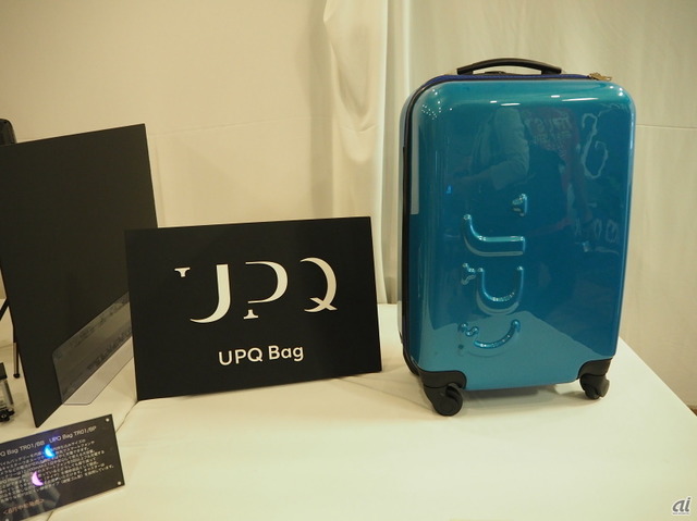 　モバイルバッテリを内蔵した機内持ち込みサイズの4輪キャスターつきスーツケースだ。12000mAhの大容量を搭載した「UPQ Bag TR01」（価格：2万9000円）、8000mAhの「UPQ Bag TR02」（2万6000円）。このほかに、バッテリを省略したスーツケース「UPQ Bag TR03」（価格：1万9000円）もラインアップする。