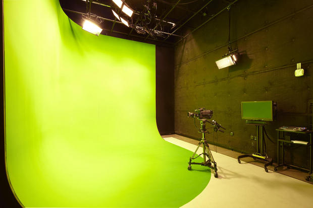 グリーン一色

　YouTube Space LAのやや小さな3つのスタジオには、塗装された舞台背景があり、このように全面グリーン一色の背景で撮影ができる。
