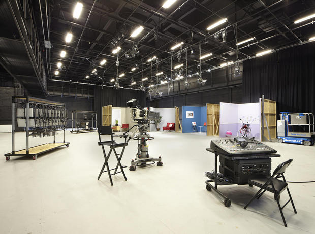 広大なスタジオ

　「YouTube Space LA」で最大のスタジオは4500平方フィート（約420平方m）あり、一段高くなったキャットウォークが周囲に設置されている。
