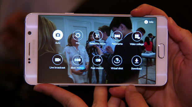 　サムスンは、カメラアプリを「Galaxy S6」や「Galaxy S6 edge」のようなスタイルにしたが、他にも追加したものがある。それは、「YouTube」でライブ動画を配信する機能だ。