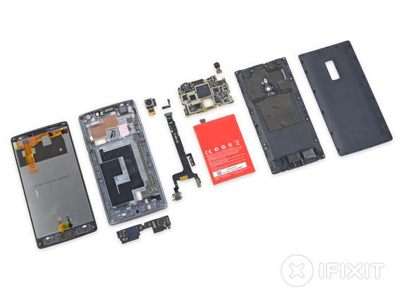 OnePlus 2の内部。OnePlusならではの赤いバッテリーがある。