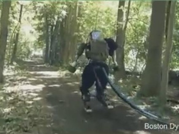 人型ロボット「Atlas」、ついに屋外へ--Boston Dynamics、森の中を歩くビデオ公開