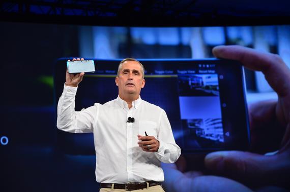 IntelはGoogleのProject Tangoチームと協力し、周囲の様子を検知し、マッピングできるスマートフォンのプロトタイプを開発した。