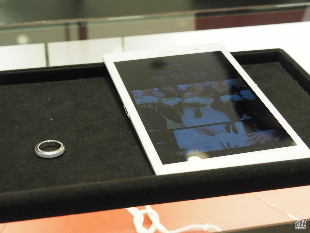 　伊勢丹新宿店の本館1階のアクセサリコーナーには、NFCを搭載したジュエリー「コアジュエルス」が出展している。専用アプリをダウンロードしたスマートフォンやタブレットにかざすとアプリのロックを解除し、大切な人との写真や動画を共有できる。
