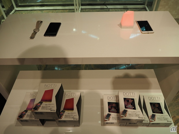 　スマートフォンと連携できるライト「NOTTI」と「DOTTI」も販売。写真右手はNOTTIで、スマートフォンで簡単に光の明るさと1600万通りのカラーをコントロールできるインテリアライトだ。
