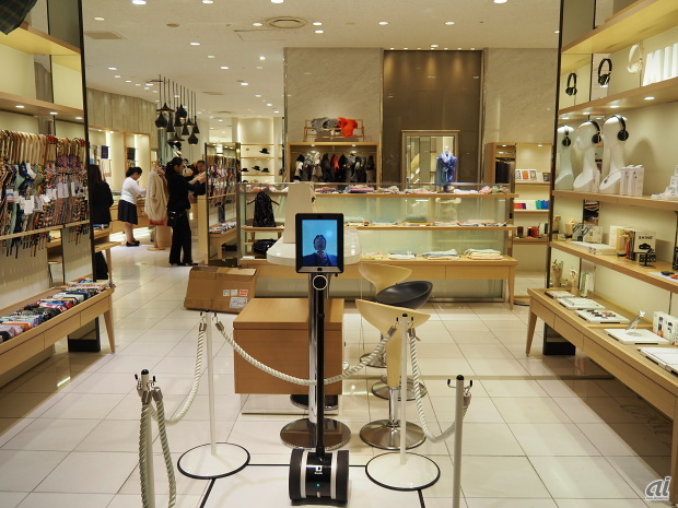 　伊勢丹新宿店の本館1階 婦人雑貨コーナーには次世代の働く女性に向けたデジタルガジェットアクセサリが展示されている。中でも注目は、遠隔ロボットスタンド「Double Robotics」のデモンストレーションだ。