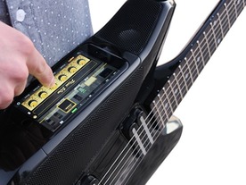 iPhoneを装着できる本格的なスピーカ内蔵エレキギター「Fusion Guitar」
