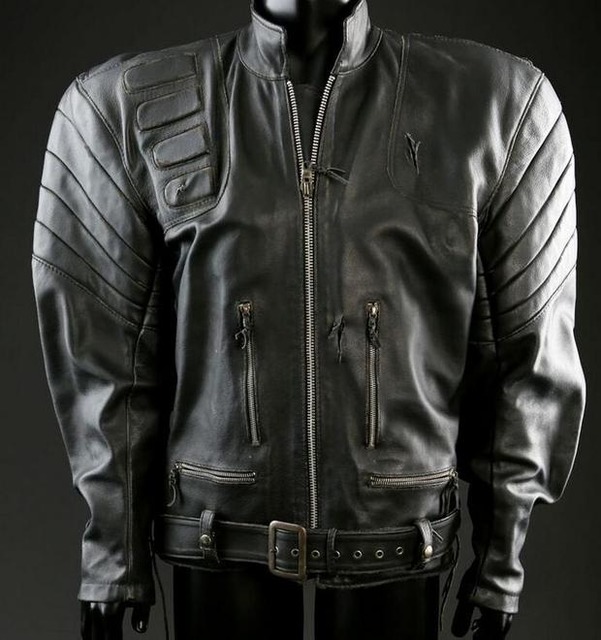 ターミネーターのジャケット

　このジャケットは、広い肩幅が俳優Arnold Schwarzeneggerに合うよう仕立てられており、2003年の映画「ターミネーター3」用に作られた。このジャケットは革製で、背中中央の下から上に向かって切り込みがあり、撮影時に使用される安全用索具を収容できるようになっている。
