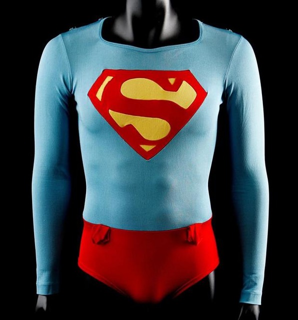 水着仕様のスーパーマンの衣装

　スーパーマンは、より現代風なアレンジの映画で復活したが、Christopher Reeveが演じたバージョンを愛してやまない人は多い。この衣装は、Reeveが1978年の映画「スーパーマン」で着用したもので、水中に落下したシーンで使われた。この衣装は、水中での撮影にも耐え、見栄えが保てるようデザインされている。この衣装もSFおよびファンタジー関連のアイテムが多数出展されるProp Storeによるオークションの一部だ。
