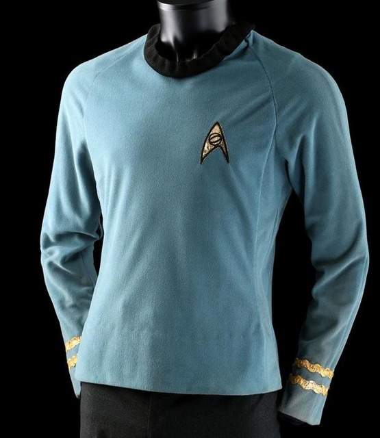 ミスター・スポックの制服

　Prop Storeで開催されるオークションで最も注目すべきアイテムの1つとして、Leonard Nimoyが「宇宙大作戦」（初代「スター・トレック」）の第2シーズンで着用したミスター・スポックの制服がある。この制服は、青のベロア製シャツと黒のズボンがセットとなっている。ズボンのポケットの内側には「Nimoy」と書かれている。この衣装の落札価格は7万5000ドルにもなると予想されている。
