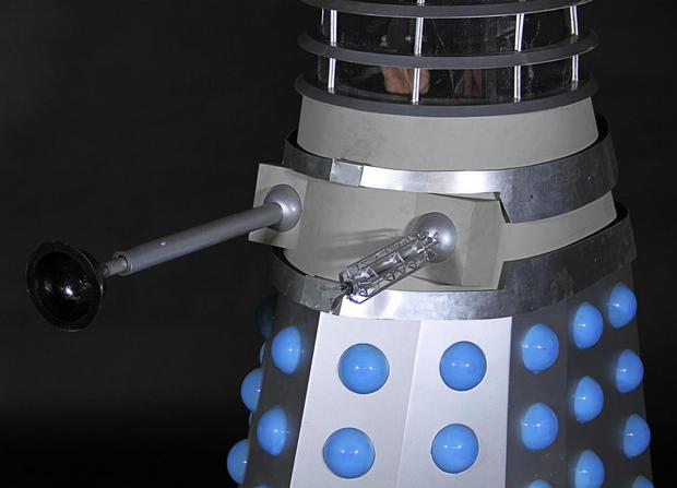 ダーレクを所有する

　「ドクター・フー」の一番好きな悪役をファンに聞いてみると、「ダーレク」という回答を多く聞くことになるだろう。この無慈悲な生物は危険と恐怖の源だが、Prop Storeが9月に開催するオークションにおいて幸運な入札者は、2013年に制作された「Doctor Who: An Adventure in Space and Time」で使われた1体を手にする機会を得られる。

　このダーレクは木と金属で作られており、人間が中に入ることができる。オペレーターが話をすると電池駆動のライトが光る。