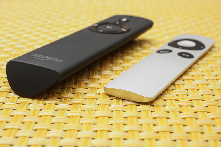 新しいApple TVのリモコンの厚さは「Amazon Echo」のリモコン（左）と同程度になる可能性がある。