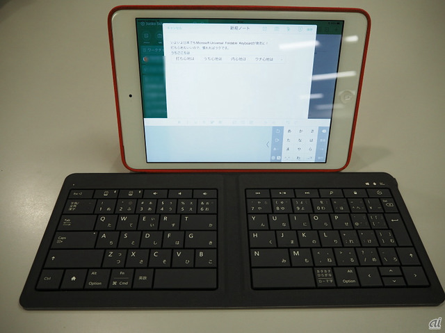 　Universal Foldable Keyboardには、機器を立てかけられるようなものはない。今回は立てかけられるiPadケースを使用している。
