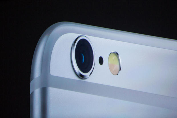 　背面には新しい12メガピクセル「iSight」カメラを搭載する。「iPhone 6」「iPhone 6 Plus」よりピクセル数が50％増えている。

