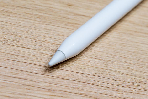 ペン先の仕組み

　Apple Pencilは、スタイラスの位置、圧力、傾きを認識する内部センサを持つ。
