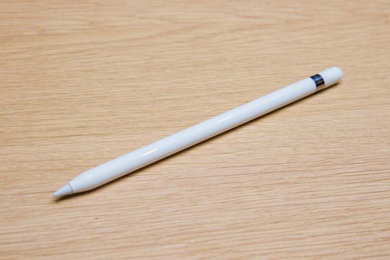 いかにも鉛筆という形のApple Pencil