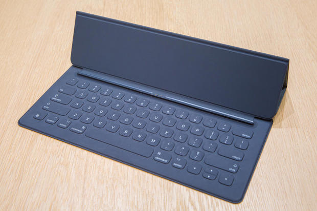 Smart Keyboard

　Smart Keyboardというものの、トラックパッドを装備するほどスマートではない。しかしタッチ大画面があるので、それは不要ということなのかもしれない。

