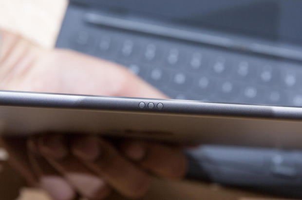 マグネットで装着

　iPad ProのSmart Keyboardはマグネットで装着する。Microsoftのタブレット「Surface Pro 3」のキーボードと形態も機能も似ている。
