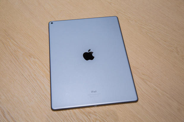 おなじみの背面

　iPad Proの背面は、これまでのモデルと同じくアルミニウム製である。
