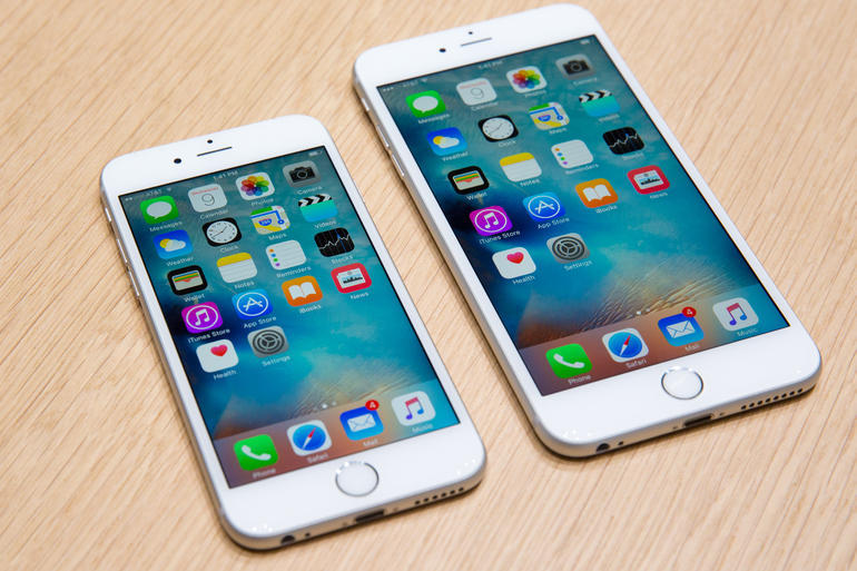 AppleのiPhone 6s（左）とiPhone 6s Plus