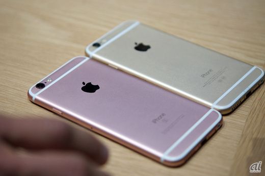 iPhone 6sのゴールドとローズゴールドを並べてみた。2つを比較すると、大きく色が違うことが分かる