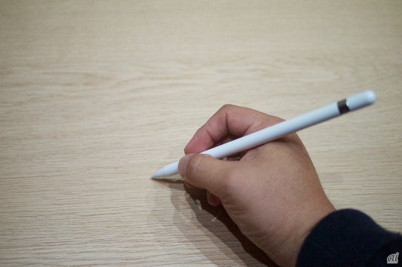 Apple Pencilを握ってみた。削り立ての普通の鉛筆と同じような長さ、軽さ、そして先端の尖り具合を実現しており、ペン先は細い印象。軽さから、バッテリサイズもさほど大きくないと考えられ、Bluetooth 4.0の省電力性を生かしているようだ