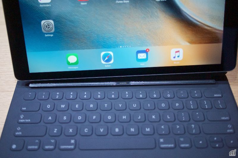 iPad ProとSmart Keyboardとは、Bluetoothではなく、3極の専用端子、Smart Connectorによって接続される