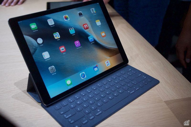 iPad ProとSmart Keyboard。カバー部分がスタンドとキーボードを兼ねており、ノートPCを開いたような形で操作できる。Macとの違いはトラックパッドがないことだ。パームレストは用意されていない