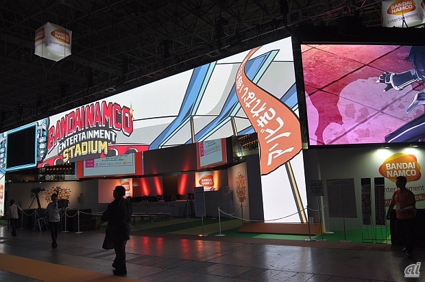 　バンダイナムコエンターテインメントは目立つ外観に、ステージと試遊スペースを設置。