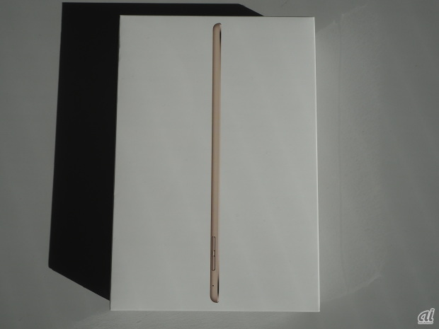 　iPad mini 4のパッケージ。なお、Apple Storeで販売しているモデルは「A1550」だ。対応する周波数は、アップルのウェブサイトを参照のこと。