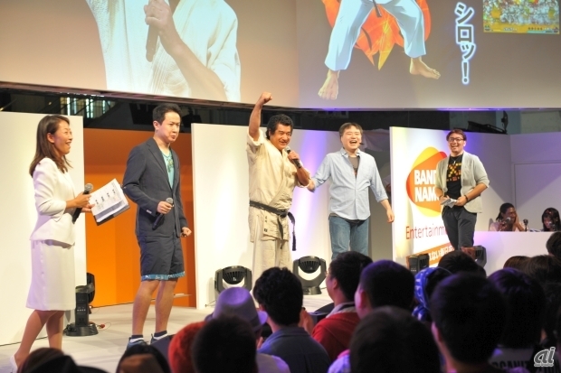 　バンダイナムコエンターテインメントブースでは、9月19日に「PROJECT X ZONE 2：BRAVE NEW WORLD」のステージを実施。このゲームは同社はもとより、カプコンやセガといったメーカーの枠を超えてゲーム作品のキャラクターが一堂に集まるタイトルとなっている。

　今回、セガサターンのCMキャラクターであるせがた三四郎が参戦することから、ステージにはせがた三四郎役の藤岡弘、さん（中央）が登場。声優の杉田智和さん（左から2番目）とともにトークを展開した。