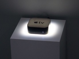 「Apple TV」に付属する新リモコン、「Siri Remote」の使い方