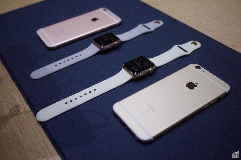 やはり気になるのが、iPhone 6sとのカラーマッチングだ。ゴールドに加えてiPhoneにもローズゴールドが加わり、電話と時計をおそろいのカラーでコーディネートできる