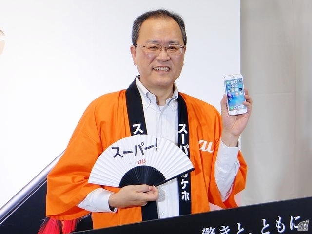 　特製の“はっぴ”を着て登場したKDDI代表取締役社長の田中孝司氏。