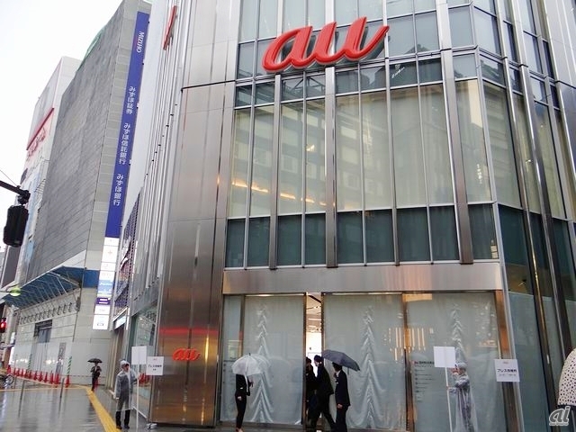 　新宿の旗艦店「au SHINJUKU」で初めて開催。この日はあいにくの雨模様。