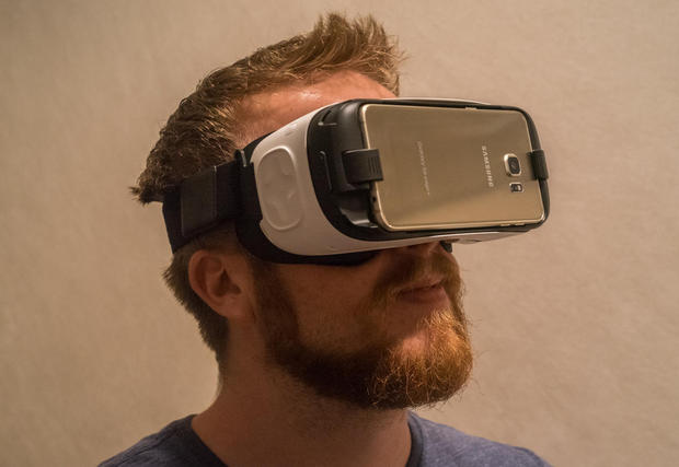 　サムスンとFacebook傘下のOculus VRが共同開発する仮想現実（VR）ヘッドセット「Gear VR」は、スマートフォン（実際は、2015年に発売されたすべてのサムスン製「Galaxy」スマートフォン）に対応する。

　ここでは、同ヘッドセットを写真で紹介する。

関連記事：Oculusとサムスン、VRヘッドセット「Gear VR」を11月に発売--価格は99ドル
