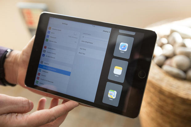iPadでの「Slide Over」

　iPadで画面右端から中央にスワイプすると、新しいスタイルのマルチタスクを利用できる。
