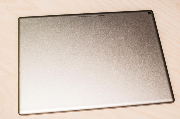 プレミアムなデザイン

　背面は滑らかなアルミニウムでできている。これにより、Microsoftの「Surface 3」よりもAppleの「iPad Pro」に似ている。
