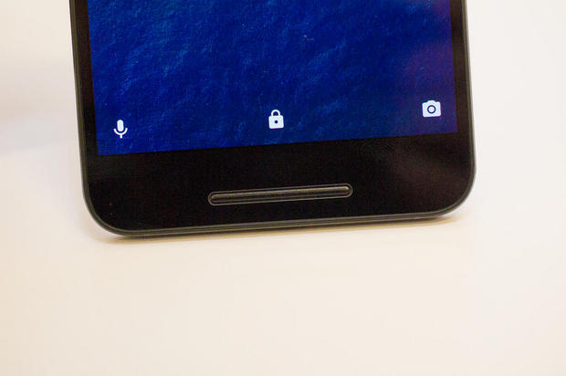 前面スピーカー

　Nexus 6Pのベゼル上部と下部には前面スピーカーが搭載され、ビデオ視聴時やゲームプレイ時に高品質のサウンドを提供してくれる。

