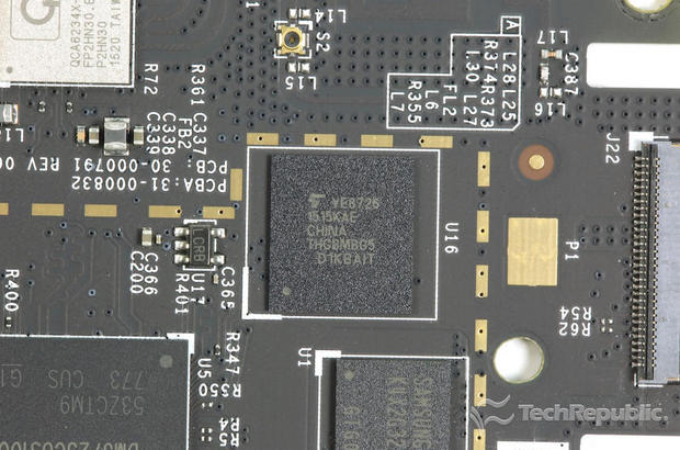 　東芝の4GバイトeMMC NANDフラッシュストレージチップ「THGBMBG5D1KBAIT」。