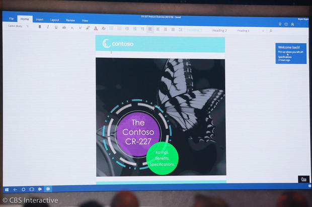 Lumiaで「Microsoft Office」 を操作

　Continuumを介して、完全なWindows 10アプリをLumix 950 XLで動かすことが可能。写真ではXLでWordを操作している。
