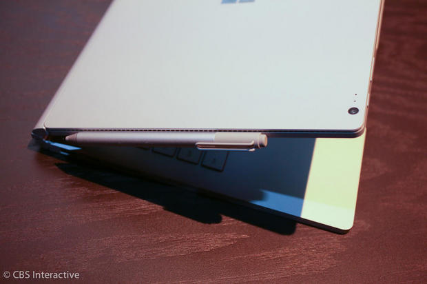 「Surface Pen」

　Surface BookにはSurface Penと呼ばれるスタイラスが付属する。
