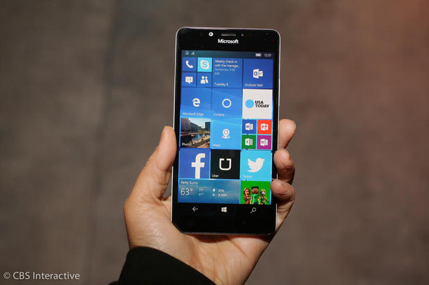 　「Lumia 950」は Microsoftの新しいスマートフォンで、「Glance Screen」技術、2本のアンテナ、水冷システムなどの先進技術を取り入れている。

　ここでは同端末を写真で紹介する。

関連記事：MS、「Lumia 950」「Lumia 950 XL」を発表--「Windows 10」搭載スマートフォン
