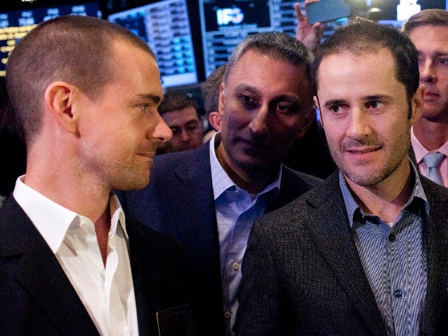 Jack Dorsey氏（左）とEvan Williams氏（右）。Twitterが上場した2013年にニューヨーク証券取引所にて撮影。Williams氏は2人の関係が修復されつつあると述べる。