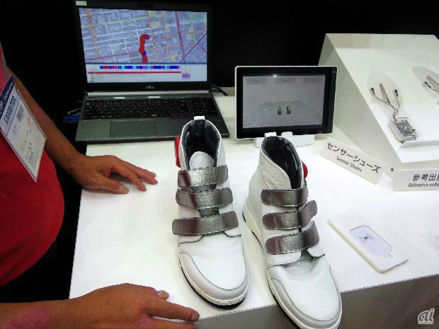 　靴のかかと部分にセンサを内蔵した富士通の「次世代センサーシューズ」。運動量などを測定できるほか、歩くときの癖などを判別することができるという。GPSを内蔵すれば、歩いたルートなども確認することが可能だ。